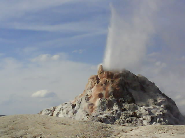 Yellowstone 106 Cone Geyser.jpg